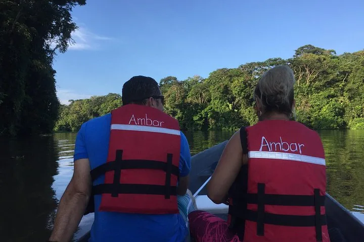 zwei Personen in einem Boot auf einem Fluss mit Schwimmwesten